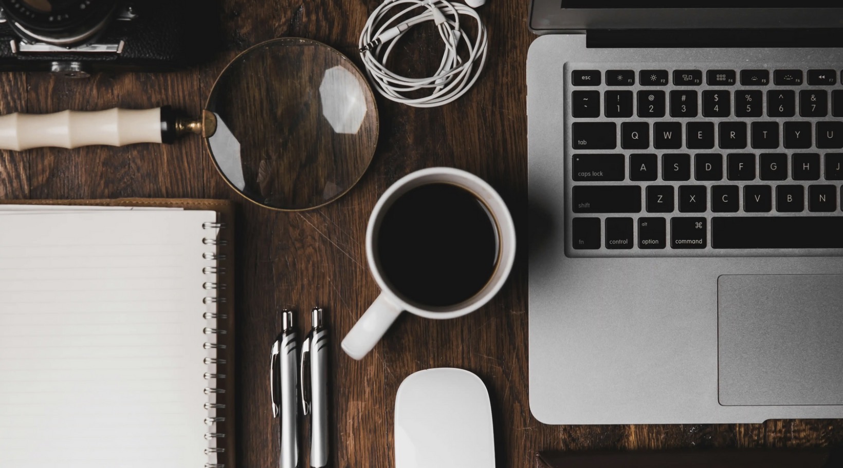 Minimalistické pracovné miesto s notebookom a kávou – boss mindset a sústredená práca